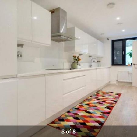 London Holiday Home Newly Refurbished - Entire 4 Bedroom Private House With Kitchen, Living Room & Private Garden - 1 Cape House London, Within 30 Mins From Central London, London Bridge & Canary Wharf Екстериор снимка