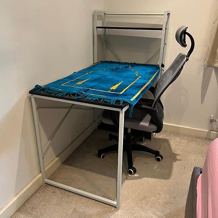 London Holiday Home Newly Refurbished - Entire 4 Bedroom Private House With Kitchen, Living Room & Private Garden - 1 Cape House London, Within 30 Mins From Central London, London Bridge & Canary Wharf Екстериор снимка