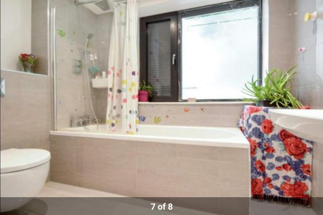 London Holiday Home Newly Refurbished - Entire 4 Bedroom Private House With Kitchen, Living Room & Private Garden - 1 Cape House London, Within 30 Mins From Central London, London Bridge & Canary Wharf Екстериор снимка