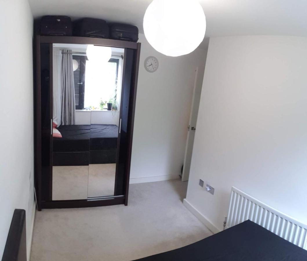 London Holiday Home Newly Refurbished - Entire 4 Bedroom Private House With Kitchen, Living Room & Private Garden - 1 Cape House London, Within 30 Mins From Central London, London Bridge & Canary Wharf Екстериор снимка