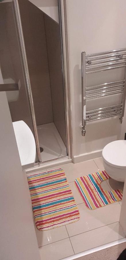 London Holiday Home Newly Refurbished - Entire 4 Bedroom Private House With Kitchen, Living Room & Private Garden - 1 Cape House London, Within 30 Mins From Central London, London Bridge & Canary Wharf Екстериор снимка