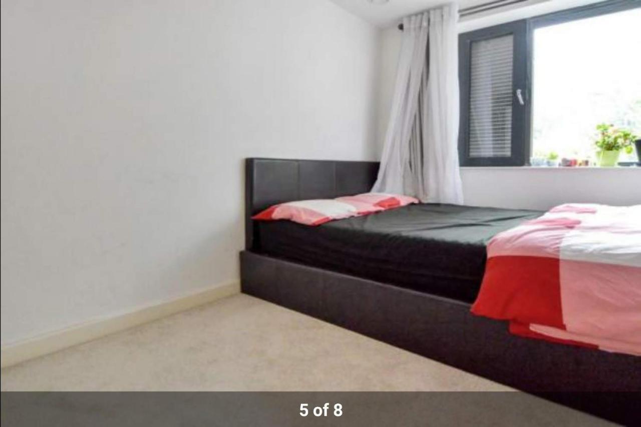 London Holiday Home Newly Refurbished - Entire 4 Bedroom Private House With Kitchen, Living Room & Private Garden - 1 Cape House London, Within 30 Mins From Central London, London Bridge & Canary Wharf Екстериор снимка