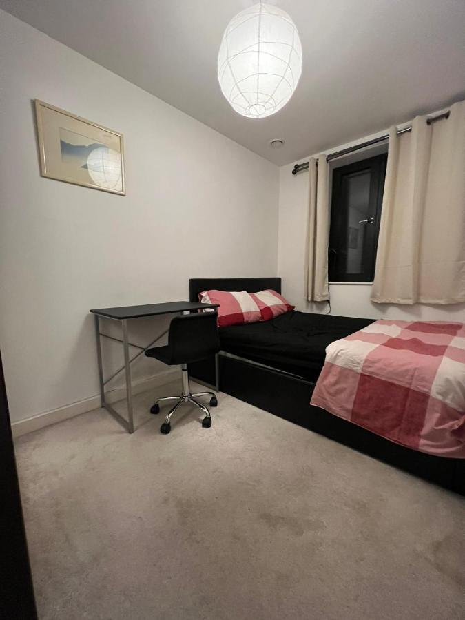 London Holiday Home Newly Refurbished - Entire 4 Bedroom Private House With Kitchen, Living Room & Private Garden - 1 Cape House London, Within 30 Mins From Central London, London Bridge & Canary Wharf Екстериор снимка