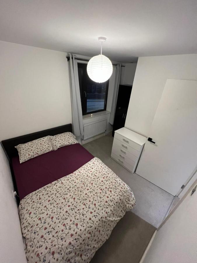 London Holiday Home Newly Refurbished - Entire 4 Bedroom Private House With Kitchen, Living Room & Private Garden - 1 Cape House London, Within 30 Mins From Central London, London Bridge & Canary Wharf Екстериор снимка