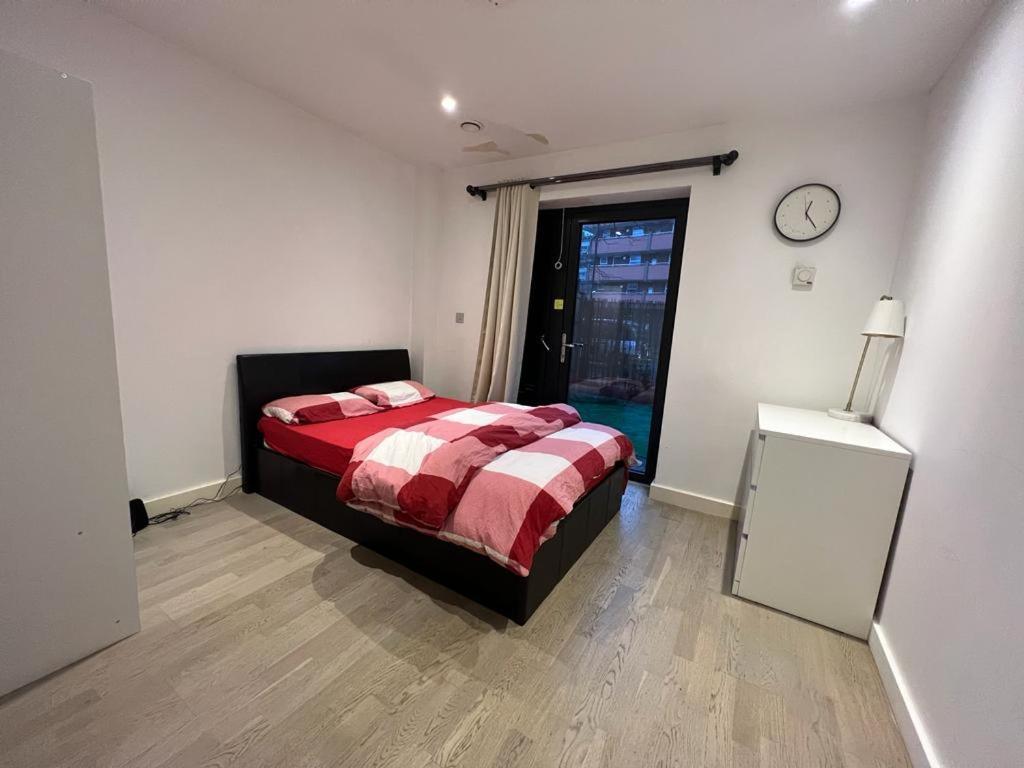 London Holiday Home Newly Refurbished - Entire 4 Bedroom Private House With Kitchen, Living Room & Private Garden - 1 Cape House London, Within 30 Mins From Central London, London Bridge & Canary Wharf Екстериор снимка