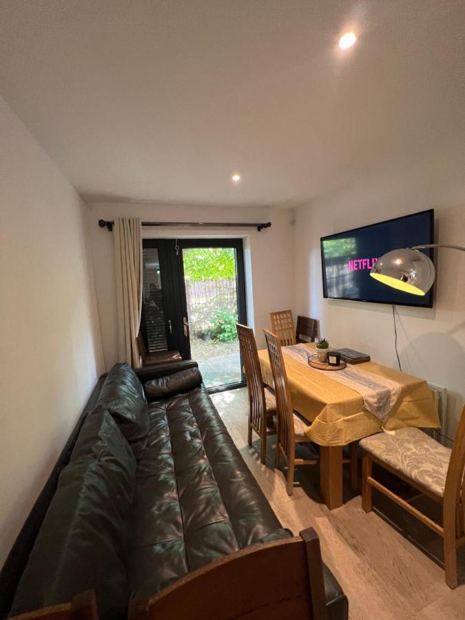 London Holiday Home Newly Refurbished - Entire 4 Bedroom Private House With Kitchen, Living Room & Private Garden - 1 Cape House London, Within 30 Mins From Central London, London Bridge & Canary Wharf Екстериор снимка